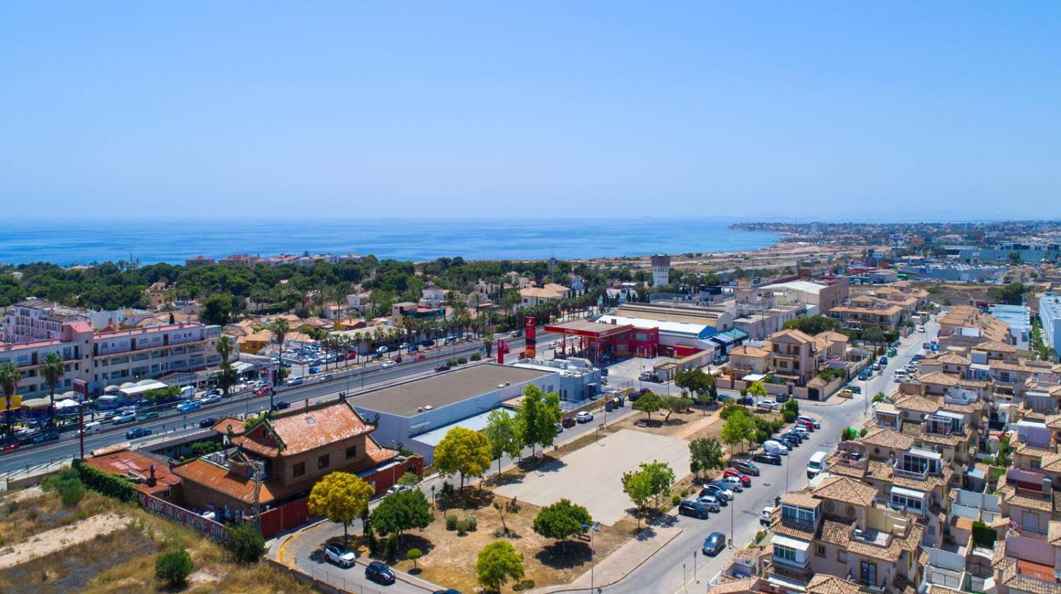 Top floor bungalow with terrace, garden and communal pool
