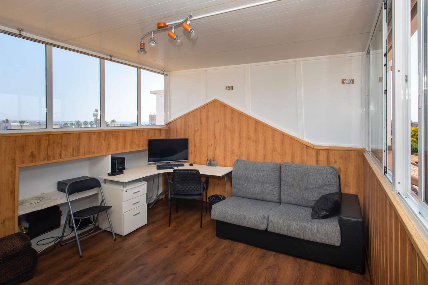 Top floor bungalow with terrace, garden and communal pool