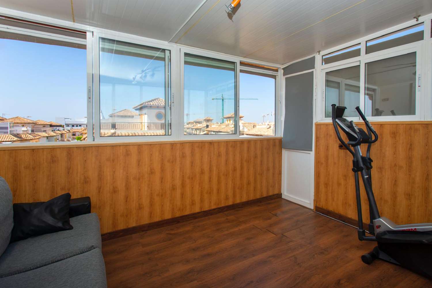 Top floor bungalow with terrace, garden and communal pool