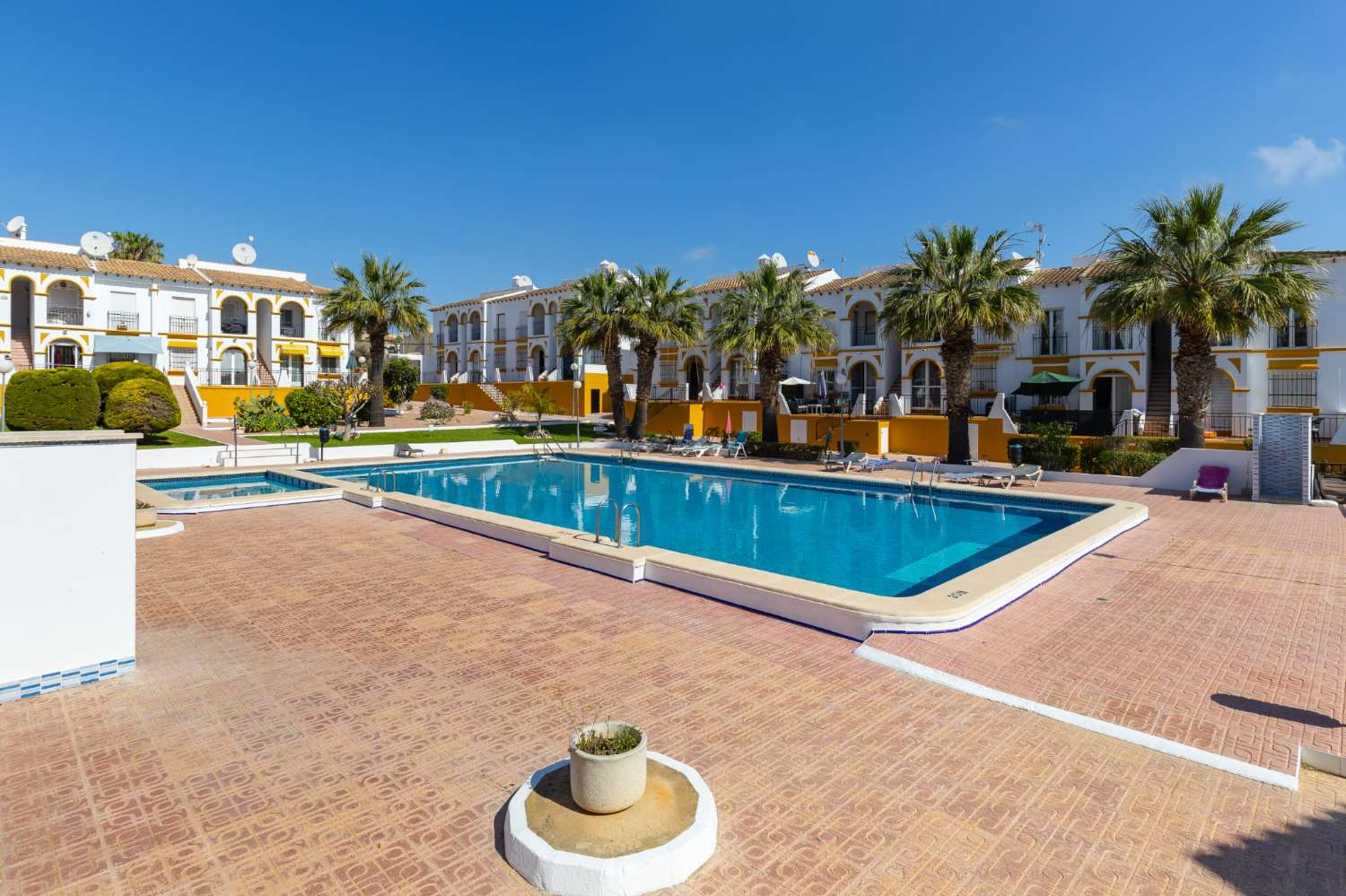 Ground floor bungalow with communal pool
