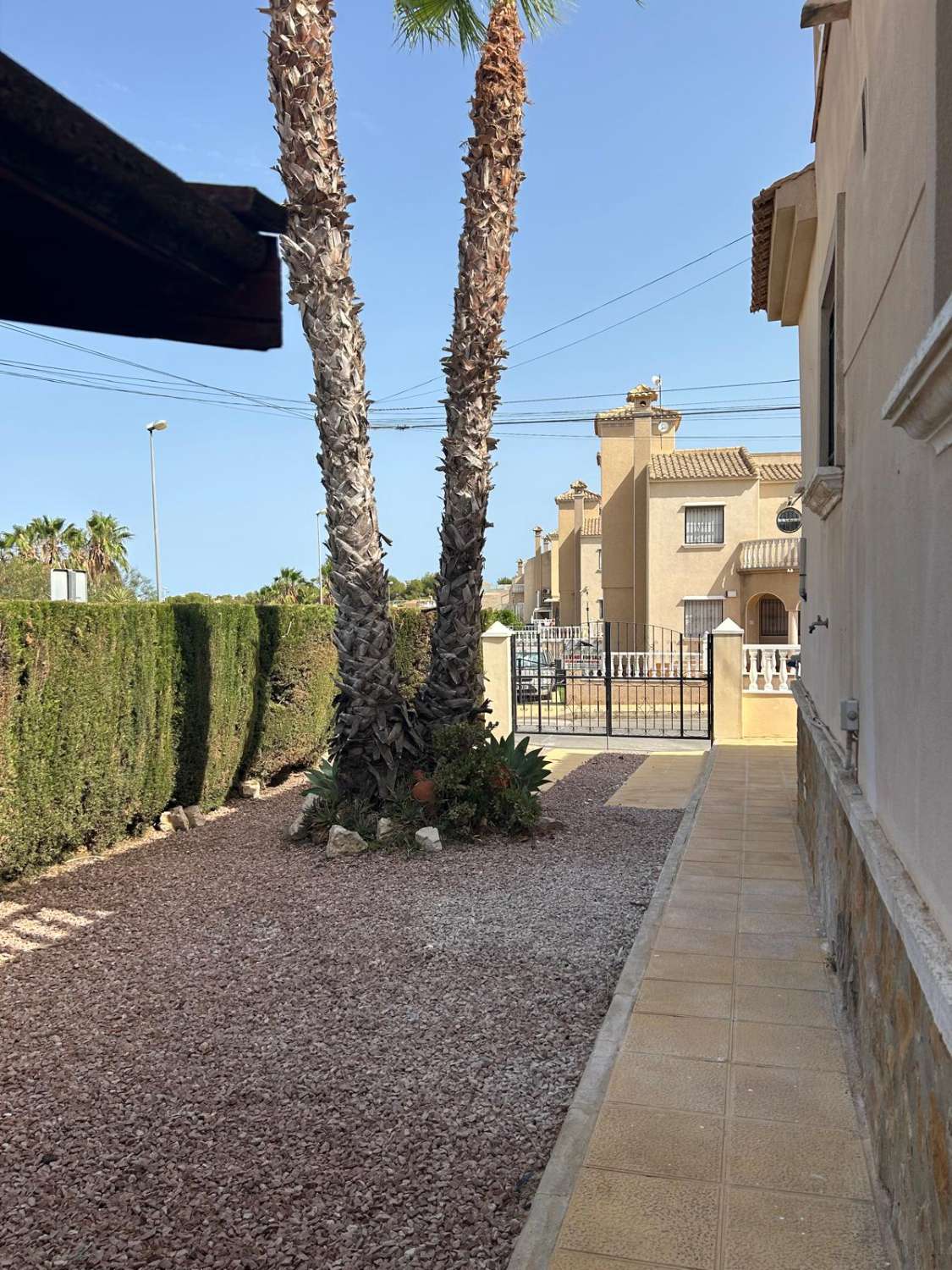Grande villa individuelle entièrement rénovée à Villamartin.