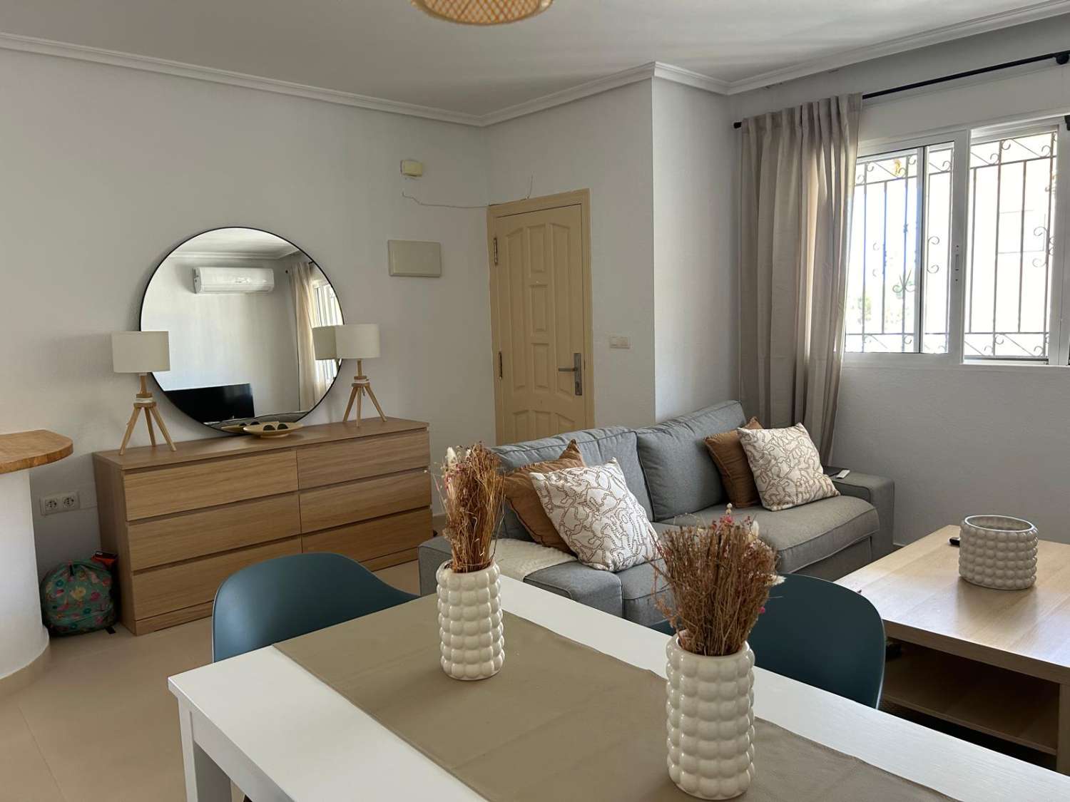 Grande villa individuelle entièrement rénovée à Villamartin.