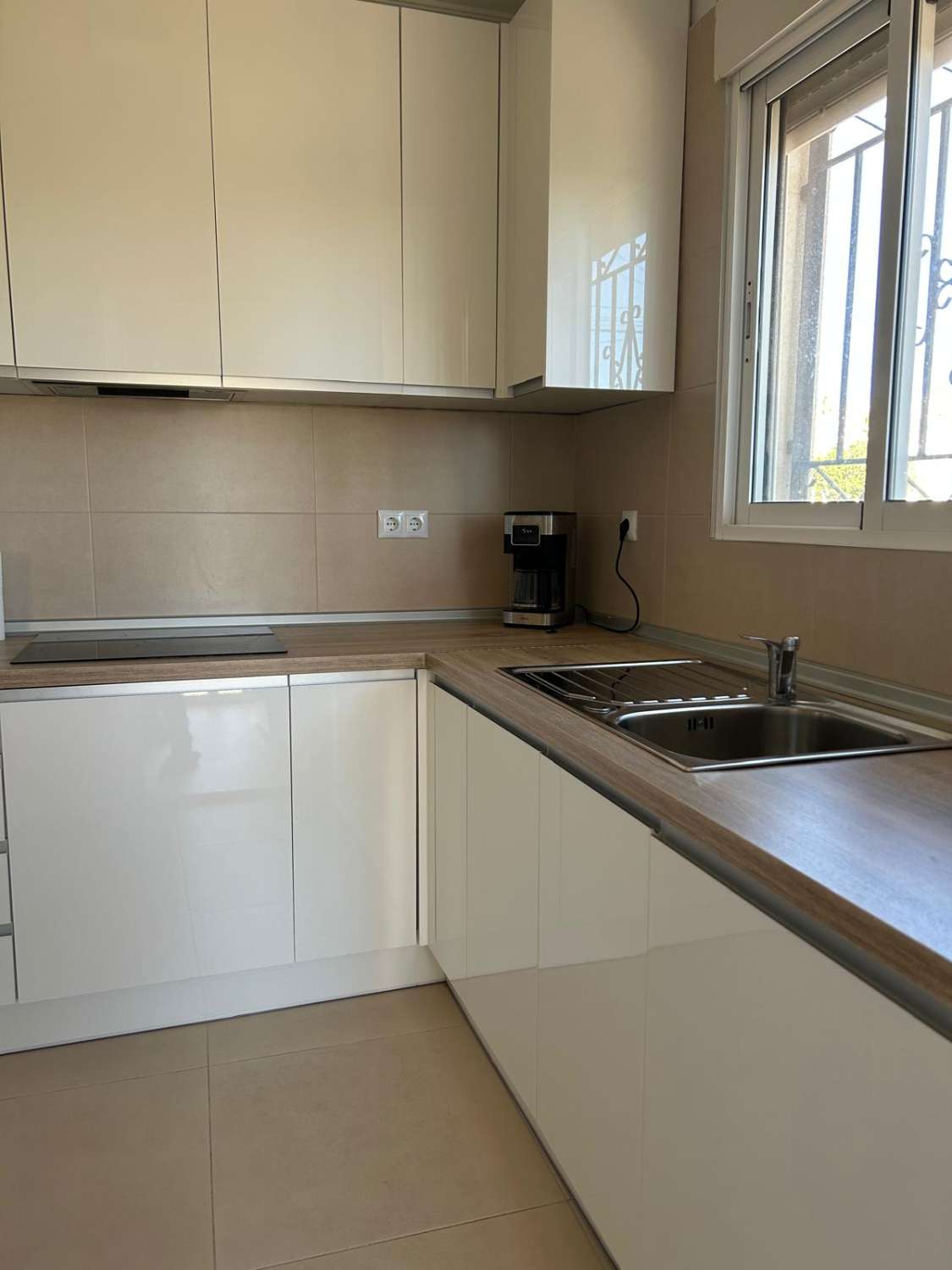 Grande villa individuelle entièrement rénovée à Villamartin.