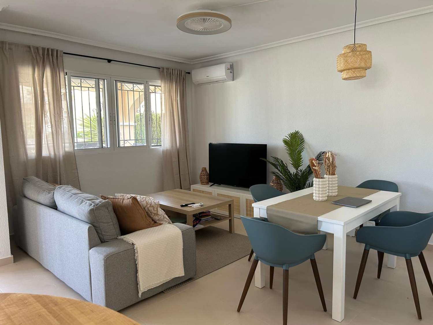 Grande villa individuelle entièrement rénovée à Villamartin.
