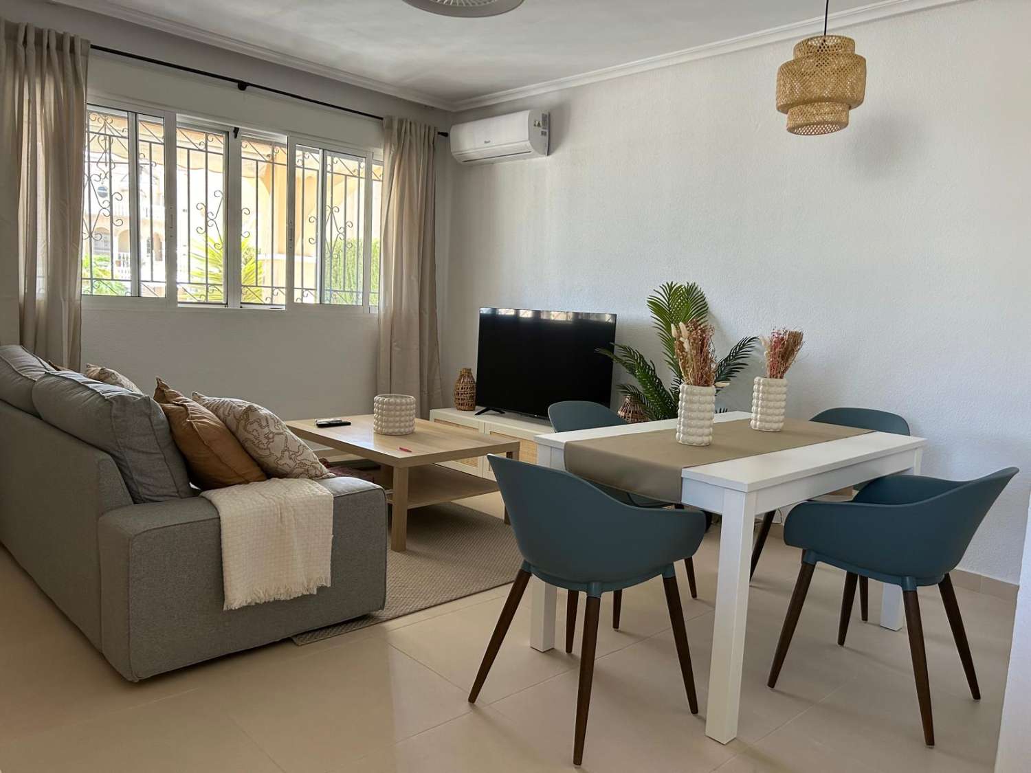 Grande villa individuelle entièrement rénovée à Villamartin.