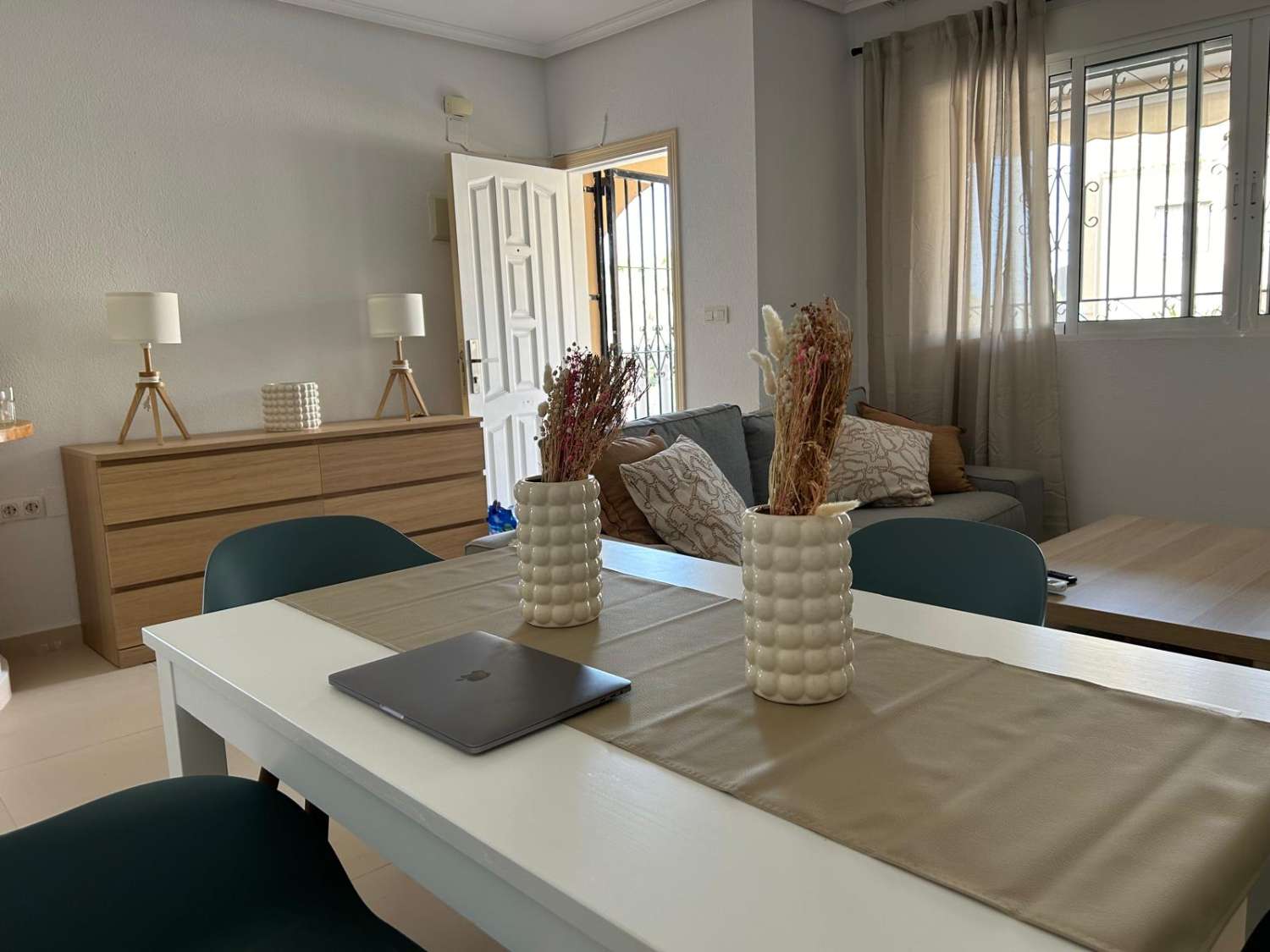 Grande villa individuelle entièrement rénovée à Villamartin.