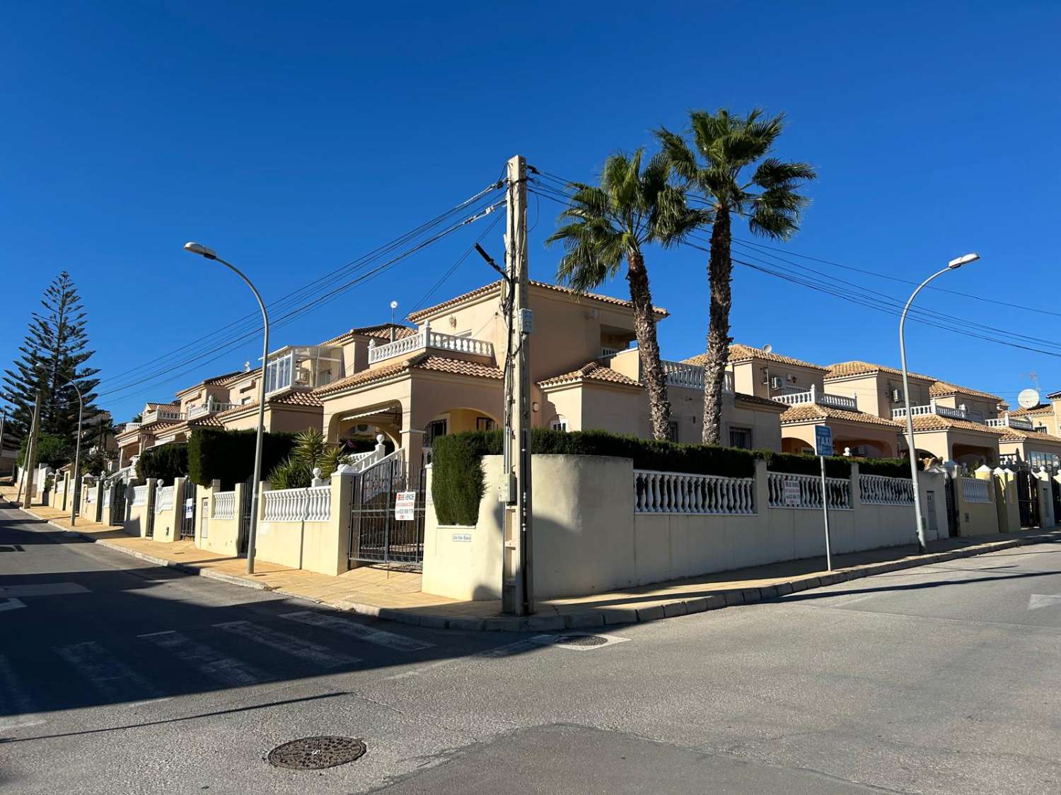 Grande villa individuelle entièrement rénovée à Villamartin.
