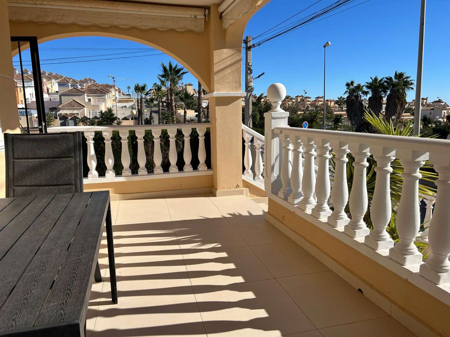Grande villa individuelle entièrement rénovée à Villamartin.