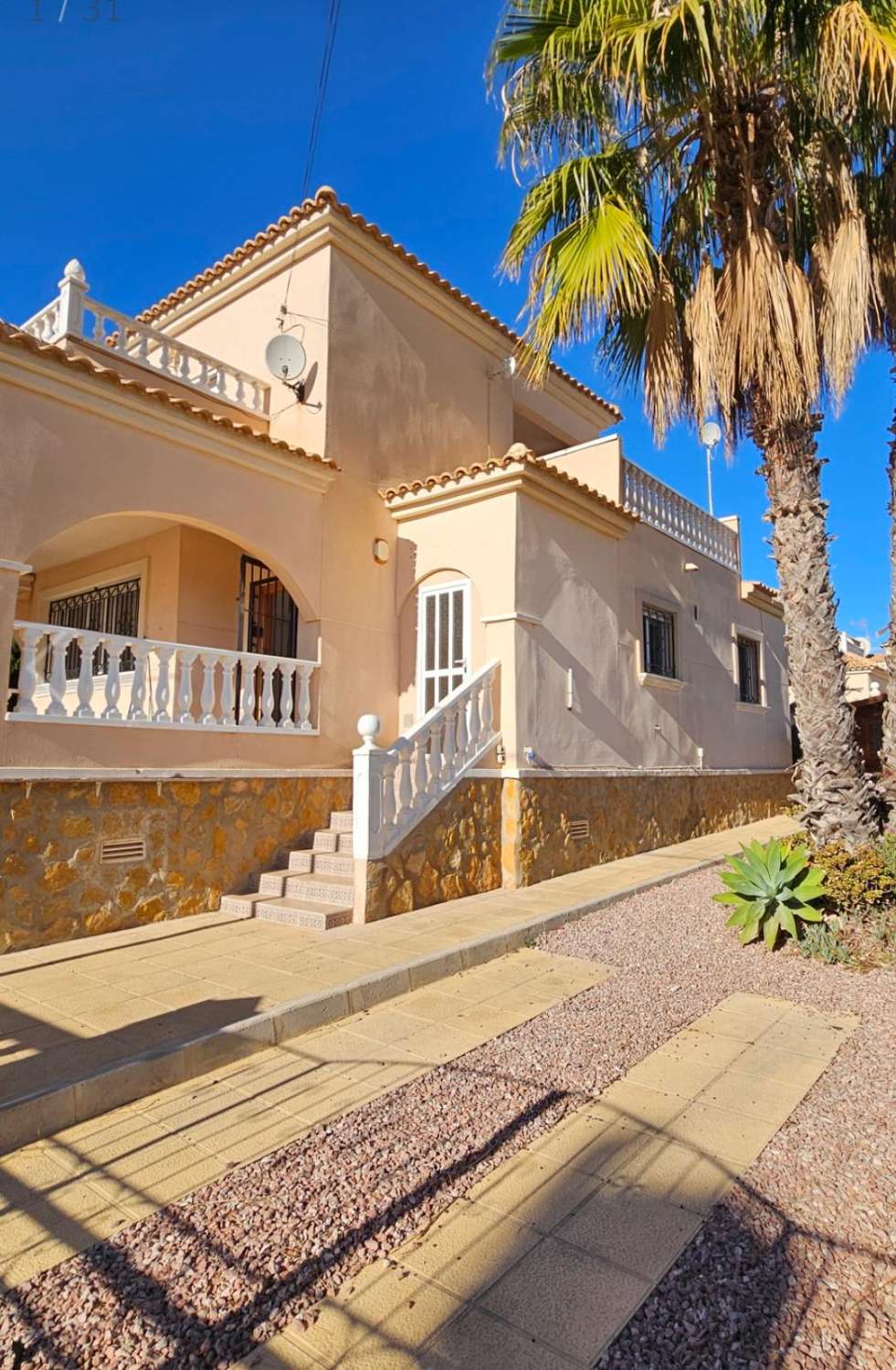 Grande villa individuelle entièrement rénovée à Villamartin.