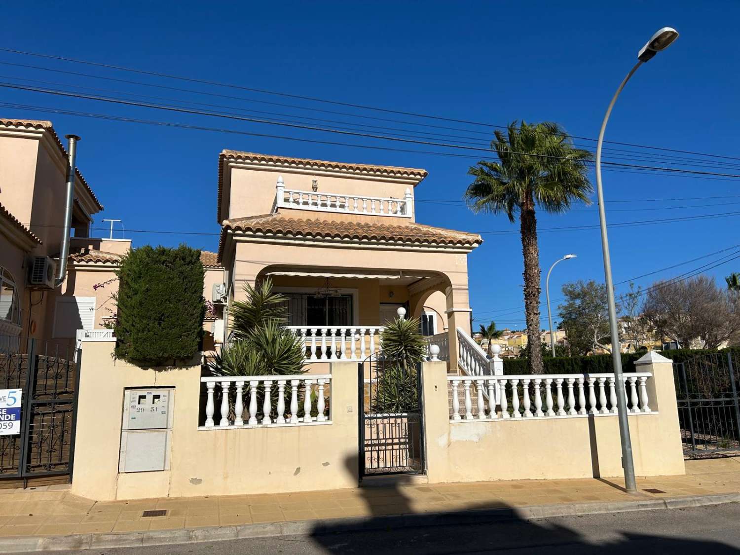Grande villa individuelle entièrement rénovée à Villamartin.