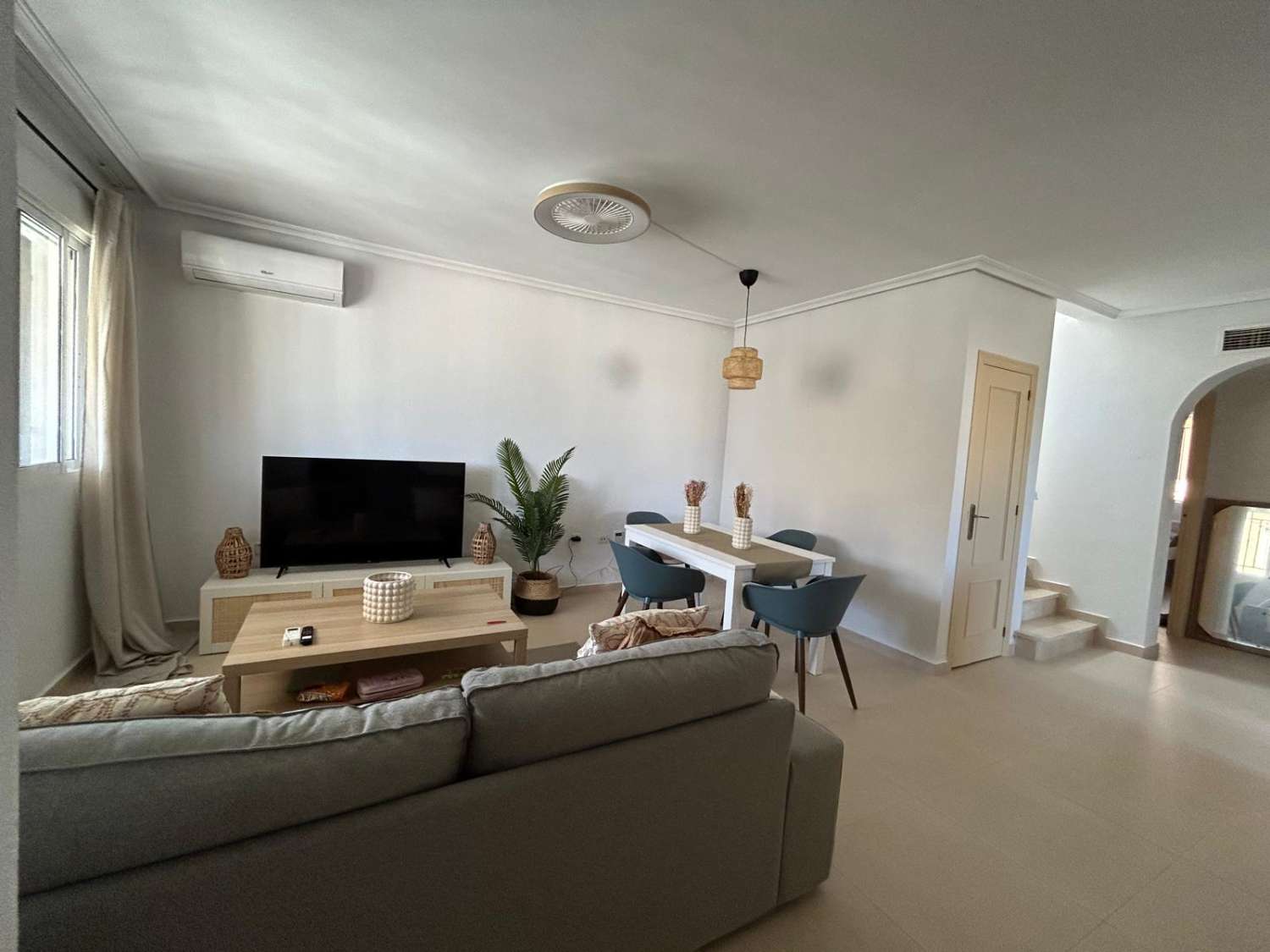 Grande villa individuelle entièrement rénovée à Villamartin.