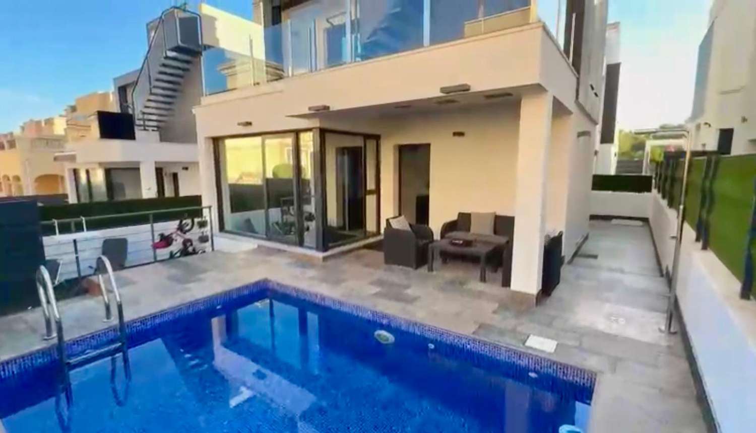 Villa moderne de 6 chambres avec piscine privée à Playa Flamenca/Villamartin.