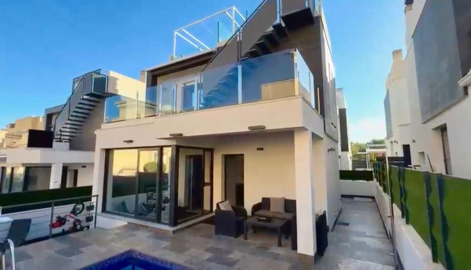 Villa moderne de 6 chambres avec piscine privée à Playa Flamenca/Villamartin.