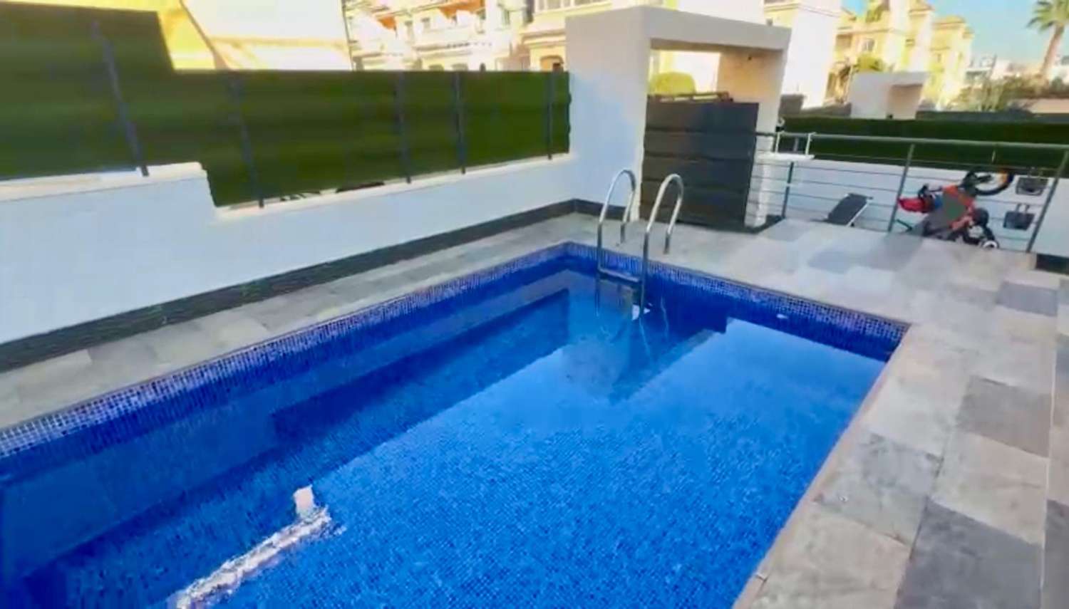 Villa moderne de 6 chambres avec piscine privée à Playa Flamenca/Villamartin.