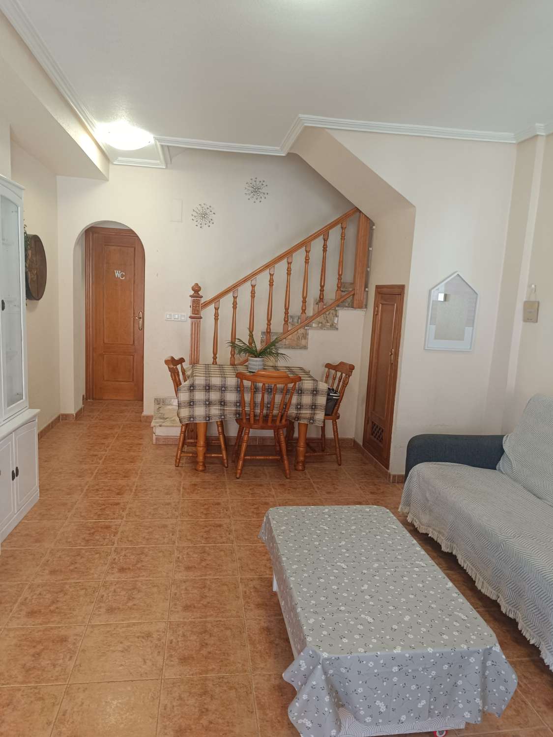 Vendu/Superbe maison de ville rénovée avec garage et solarium à Punta Prima