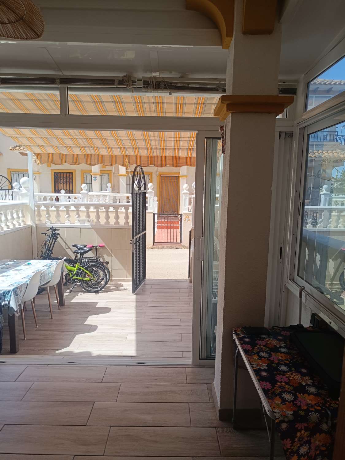 Vendu/Superbe maison de ville rénovée avec garage et solarium à Punta Prima