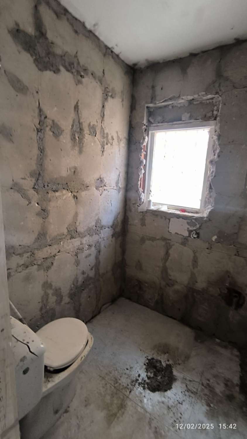 Villa avec piscine privée en cours de rénovation