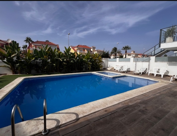 OFFRE ! Bungalow moderne au dernier étage à côté du boulevard La Zenia.