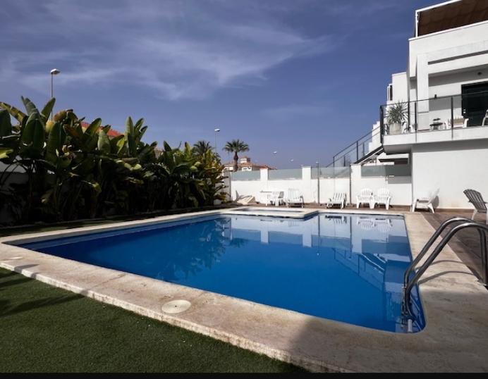 OFFRE ! Bungalow moderne au dernier étage à côté du boulevard La Zenia.