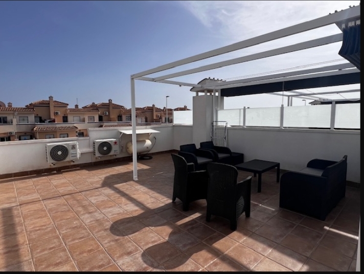 OFFRE ! Bungalow moderne au dernier étage à côté du boulevard La Zenia.