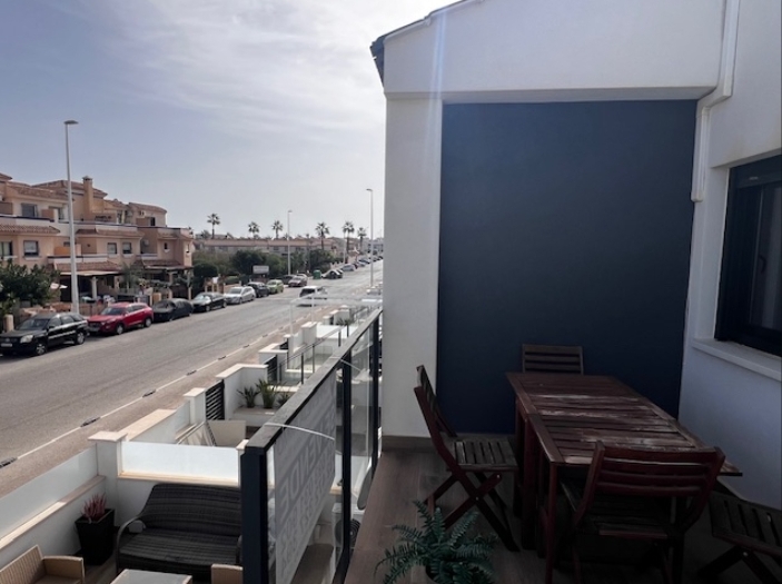 OFFRE ! Bungalow moderne au dernier étage à côté du boulevard La Zenia.