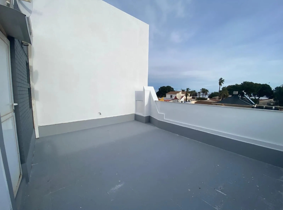 SPECIAL OFFER! Renovated 3-Bedroom Quad Villa in Los Altos