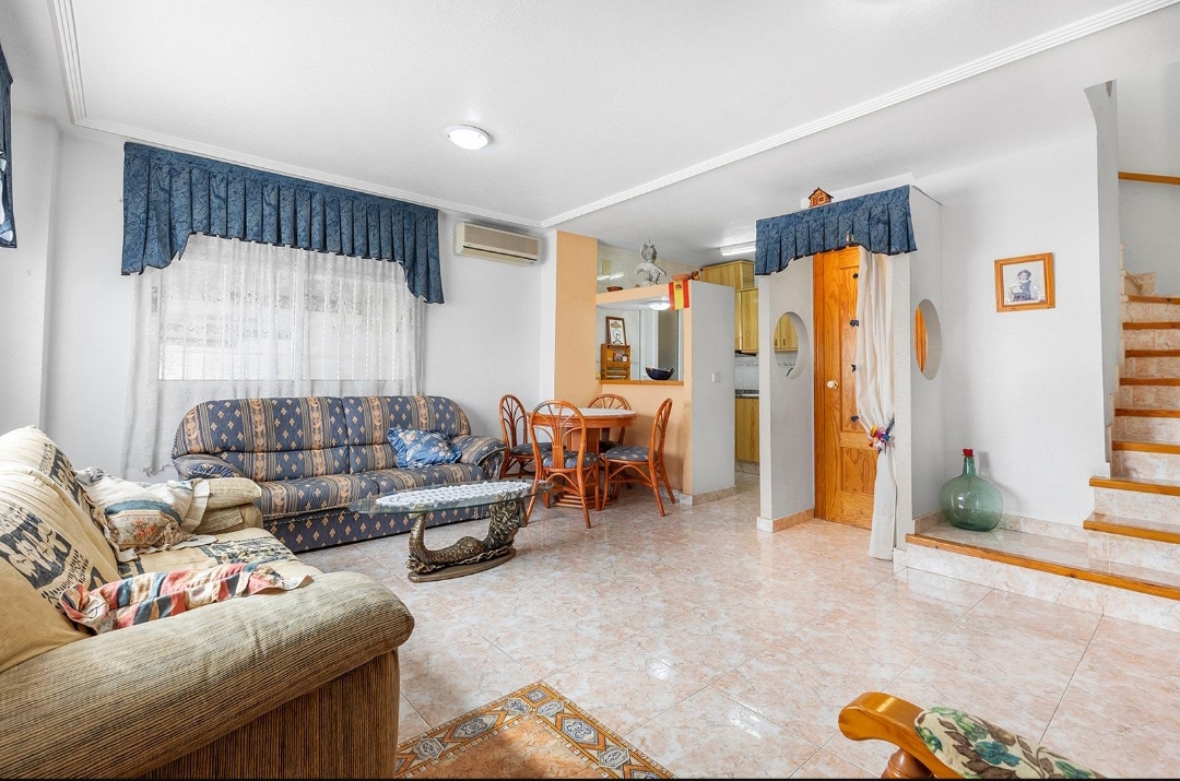 Bonne affaire ! Spacieuse villa jumelée avec garage à Los Altos.
