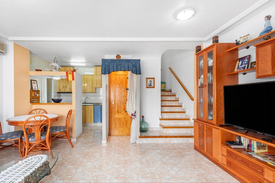 Bonne affaire ! Spacieuse villa jumelée avec garage à Los Altos.