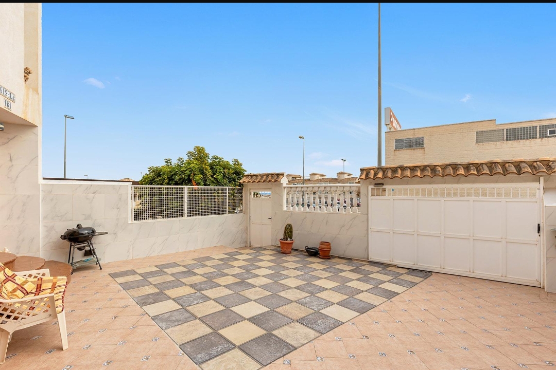 Bonne affaire ! Spacieuse villa jumelée avec garage à Los Altos.