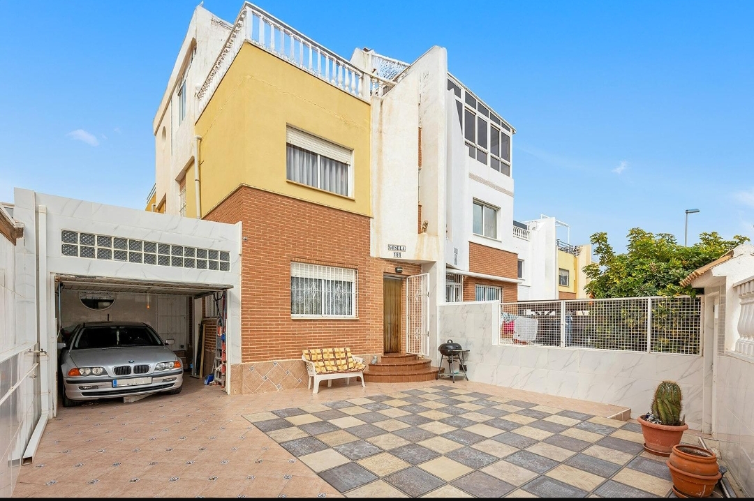 Bonne affaire ! Spacieuse villa jumelée avec garage à Los Altos.