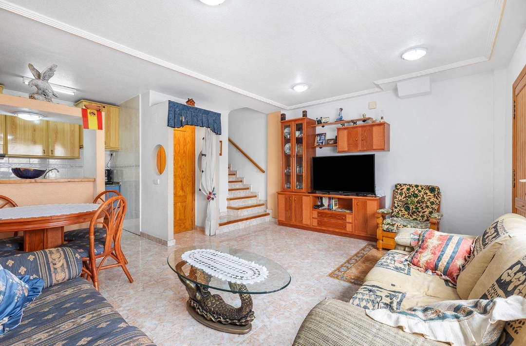 Bonne affaire ! Spacieuse villa jumelée avec garage à Los Altos.