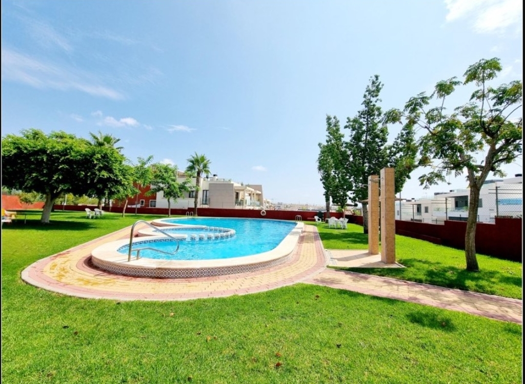 OFFRE ! Bungalow au rez-de-chaussée avec grand terrain à Los Altos/Villamartin.