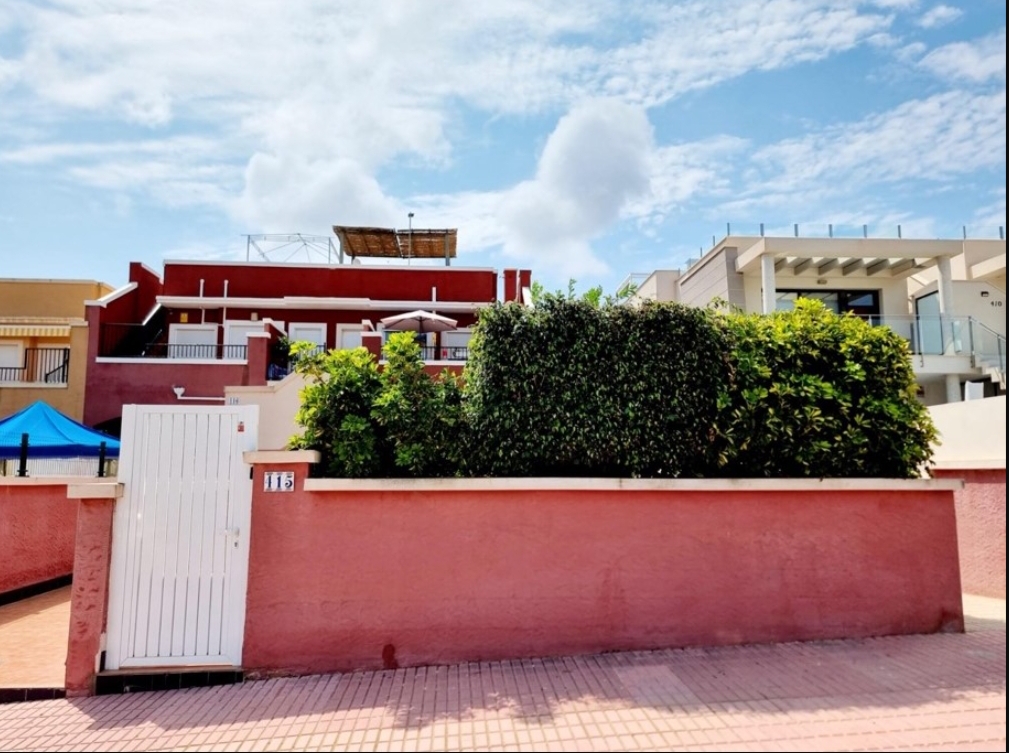 OFFRE ! Bungalow au rez-de-chaussée avec grand terrain à Los Altos/Villamartin.