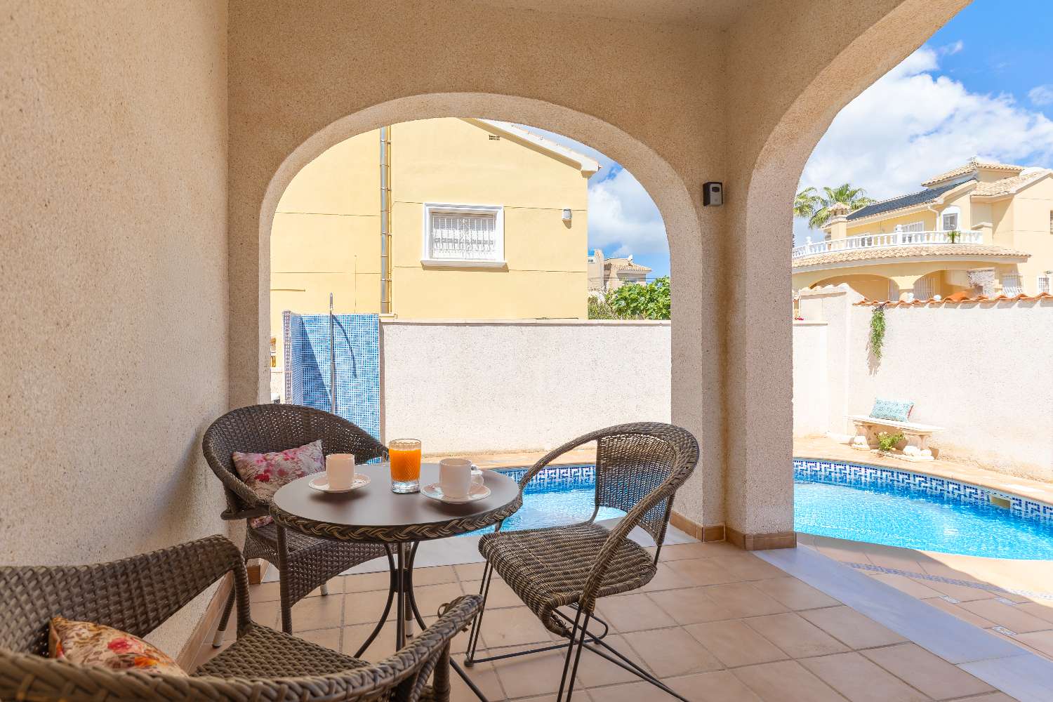OFFRE ! Superbe villa jumelée avec piscine privée à Villamartin