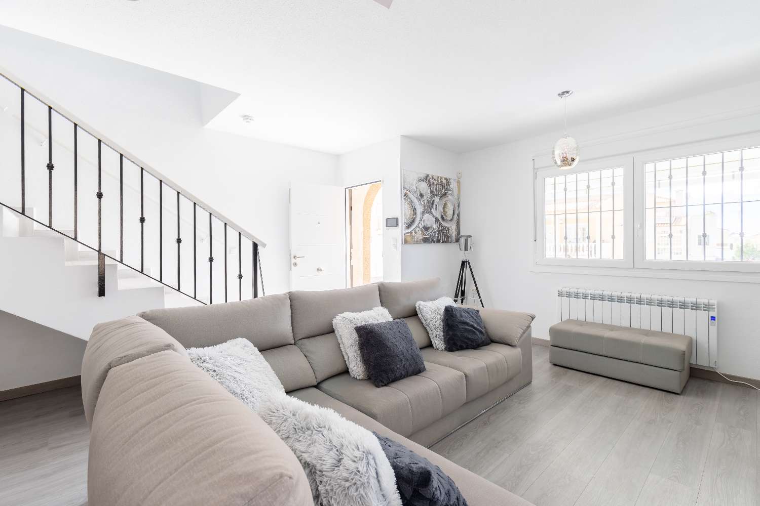 Bonne affaire ! Villa de luxe entièrement rénovée avec sous-sol et piscine privée à Villamartin