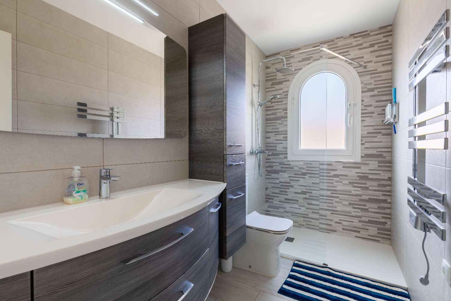 Bonne affaire ! Villa de luxe entièrement rénovée avec sous-sol et piscine privée à Villamartin
