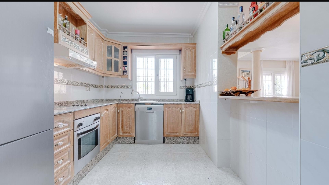 OFERTA! Duża willa z prywatnym basenem i garażem w Villamarin
