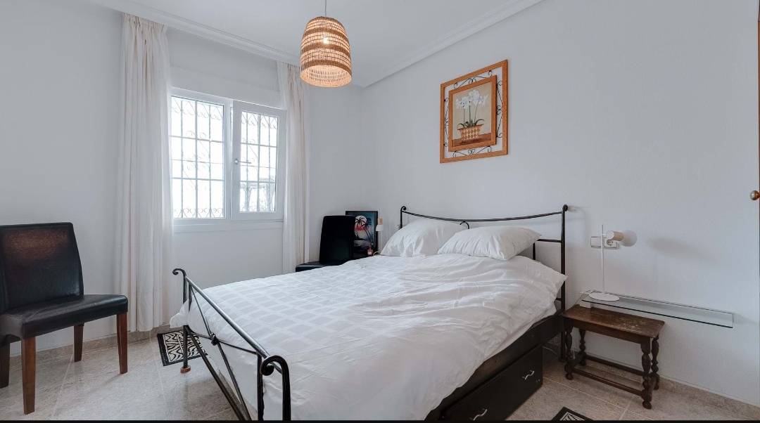OFERTA! Duża willa z prywatnym basenem i garażem w Villamarin