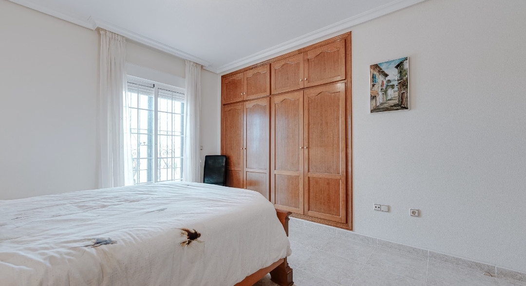 OFERTA! Duża willa z prywatnym basenem i garażem w Villamarin