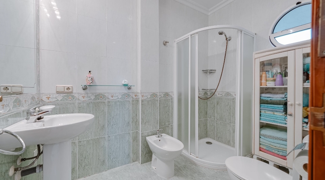 OFERTA! Duża willa z prywatnym basenem i garażem w Villamarin