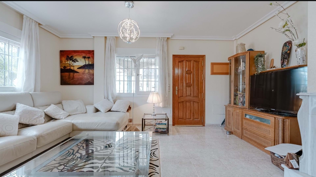 OFERTA! Duża willa z prywatnym basenem i garażem w Villamarin