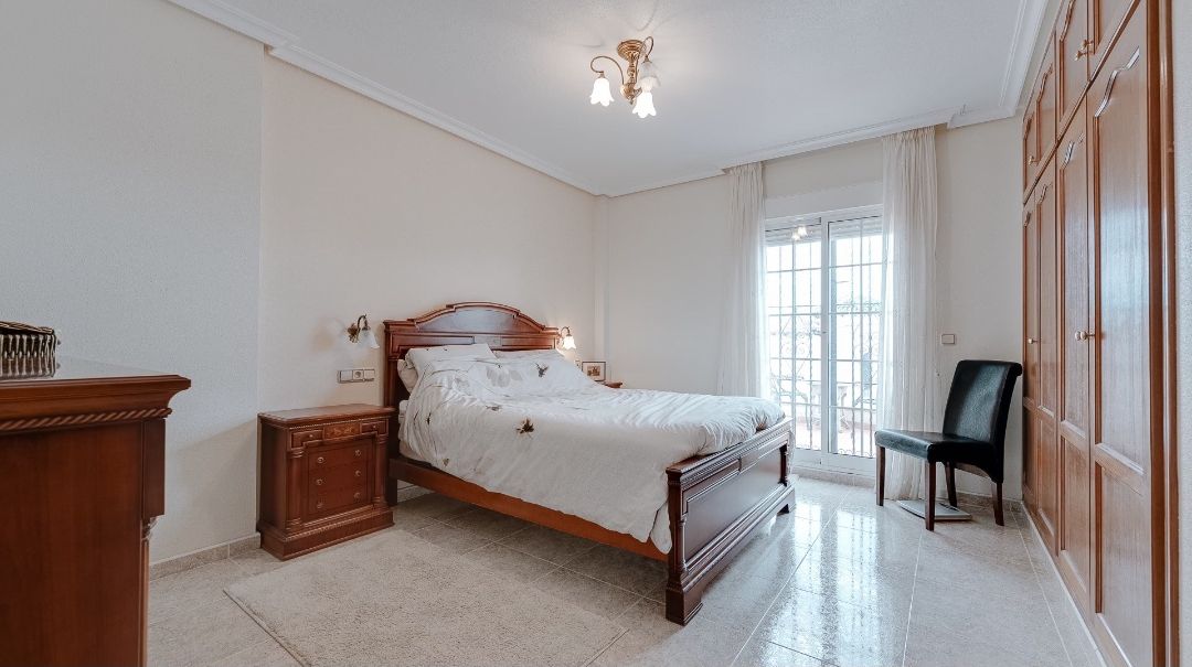 OFERTA! Duża willa z prywatnym basenem i garażem w Villamarin