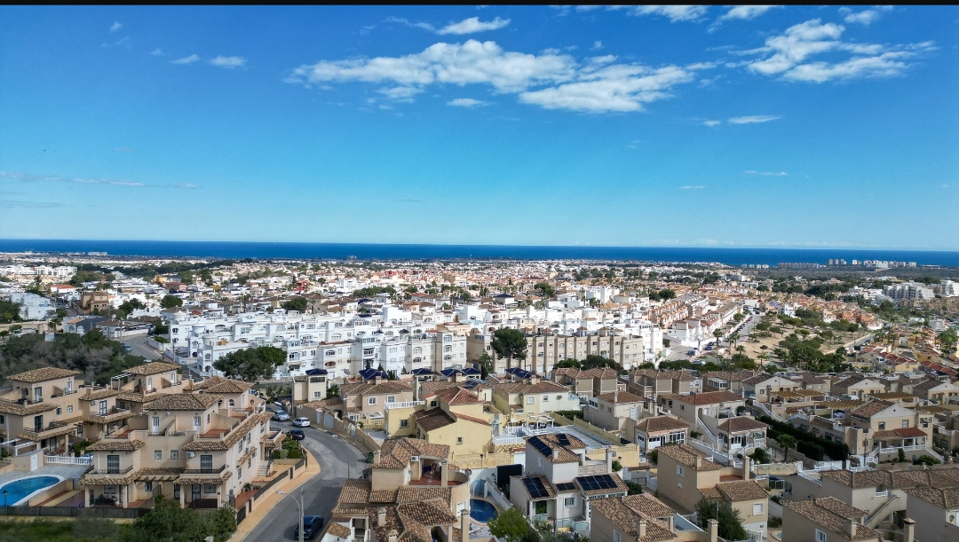 OFERTA! Duża willa z prywatnym basenem i garażem w Villamarin