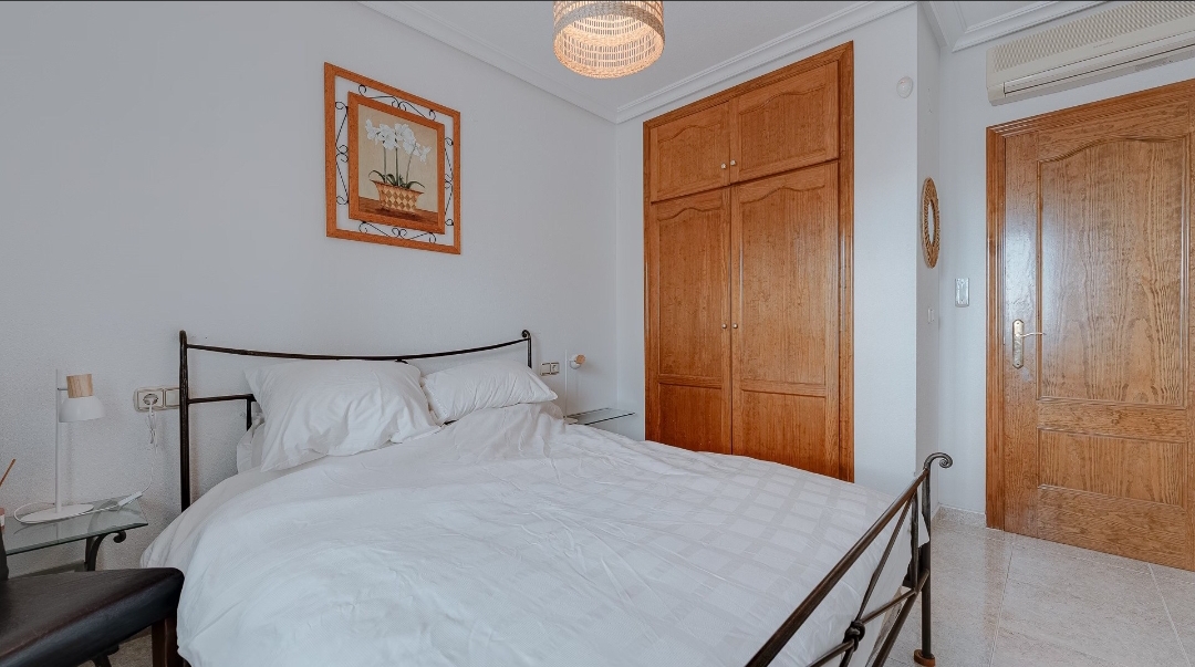 OFERTA! Duża willa z prywatnym basenem i garażem w Villamarin