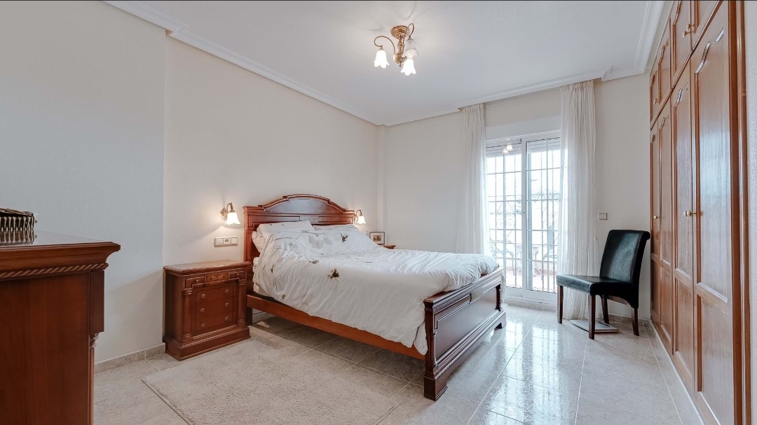 OFERTA! Duża willa z prywatnym basenem i garażem w Villamarin
