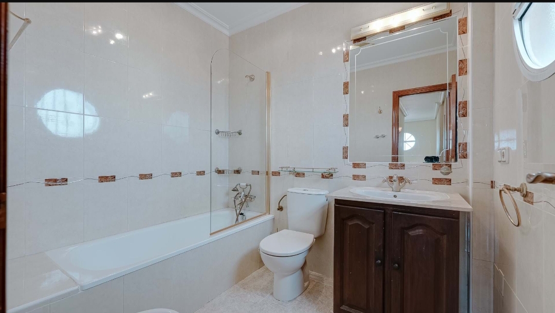OFERTA! Duża willa z prywatnym basenem i garażem w Villamarin