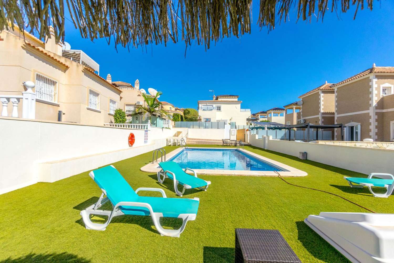 Incredible casa independiente con piscina comunitaria