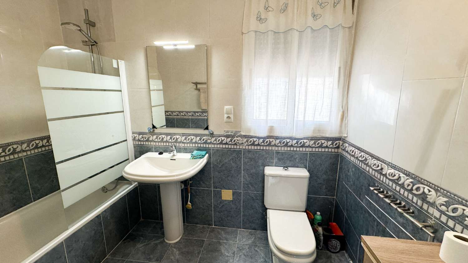 Incredible independent house with communal pool