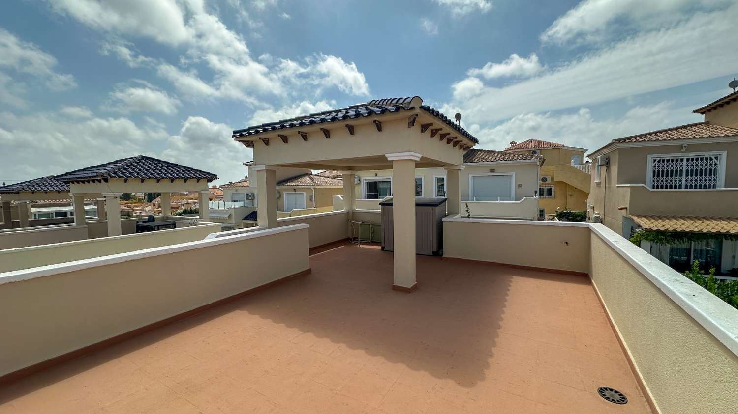 Incredible independent house with communal pool