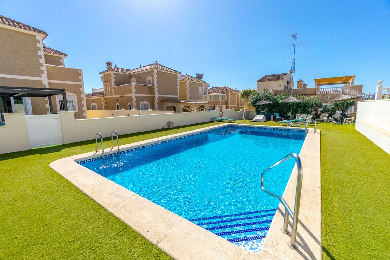Incredible casa independiente con piscina comunitaria